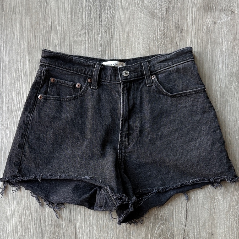 Abercrombie & Fitch 90s Relaxed Cutoff Short